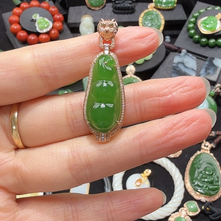 和田玉（碧玉）18K金镶嵌颈饰乌兰海果绿