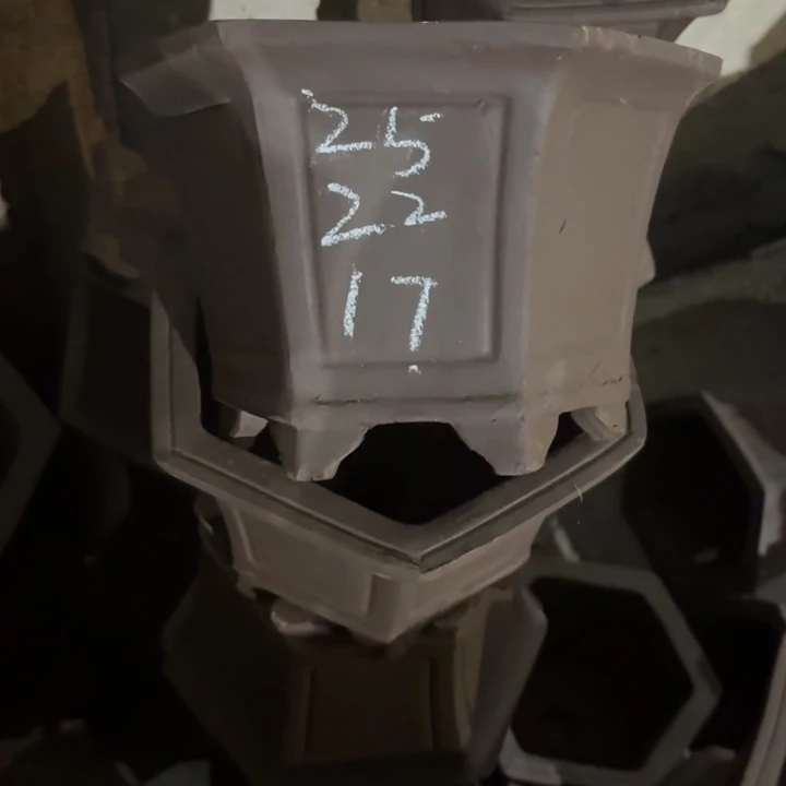 紫砂花盆 50-3。     25-22-17