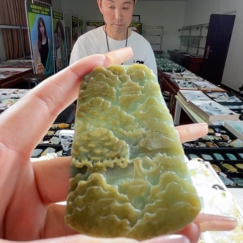 翡翠未镶嵌颈饰一个