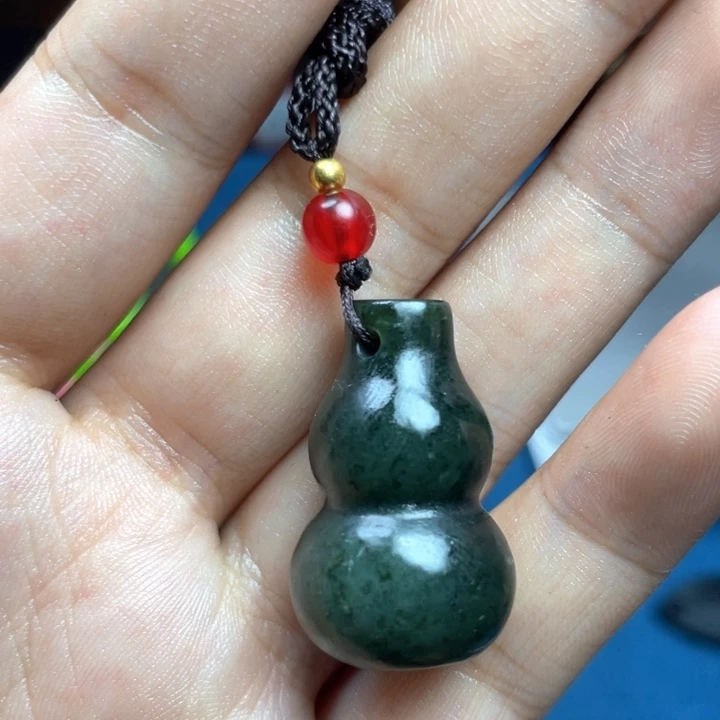 喜***。和田玉未镶嵌颈饰