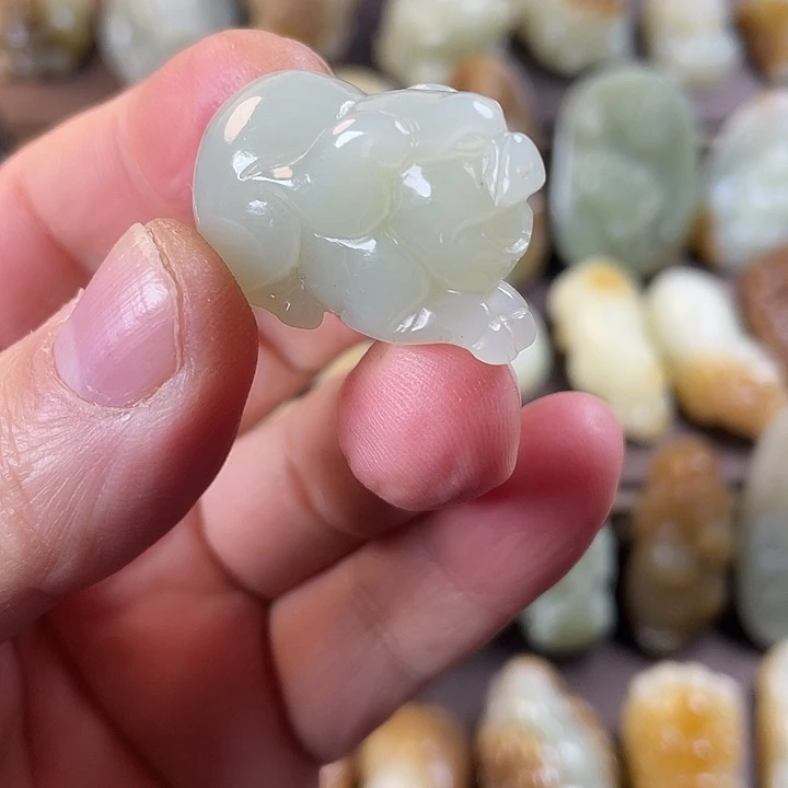 和田玉未镶嵌吊坠(不含链)猪