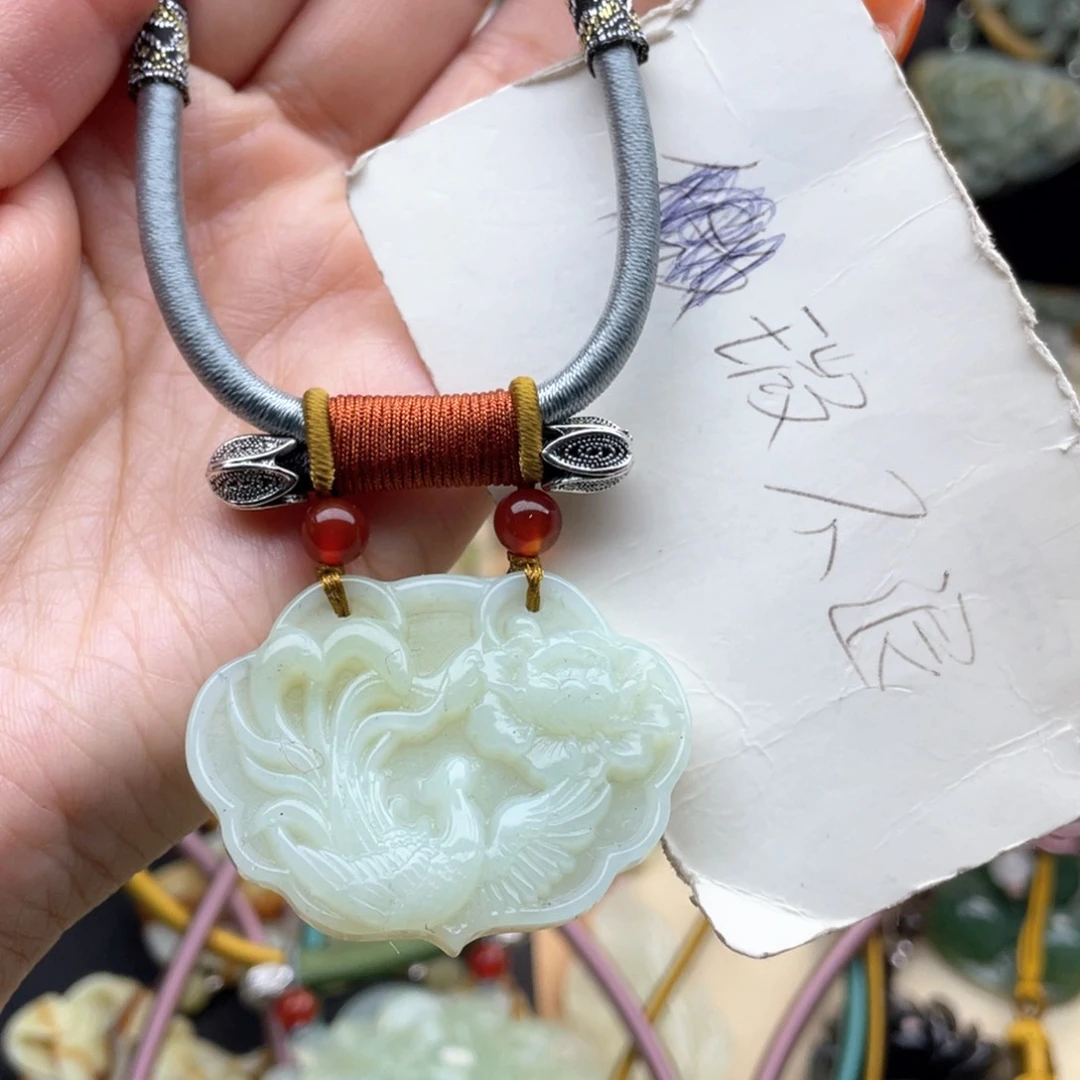 蛇纹石玉颈饰未镶嵌