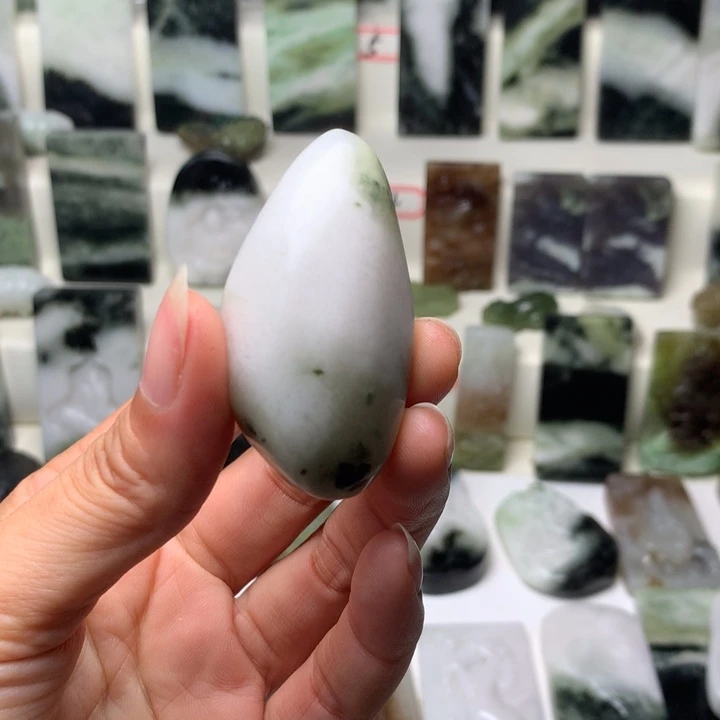 独山玉未镶嵌颈饰