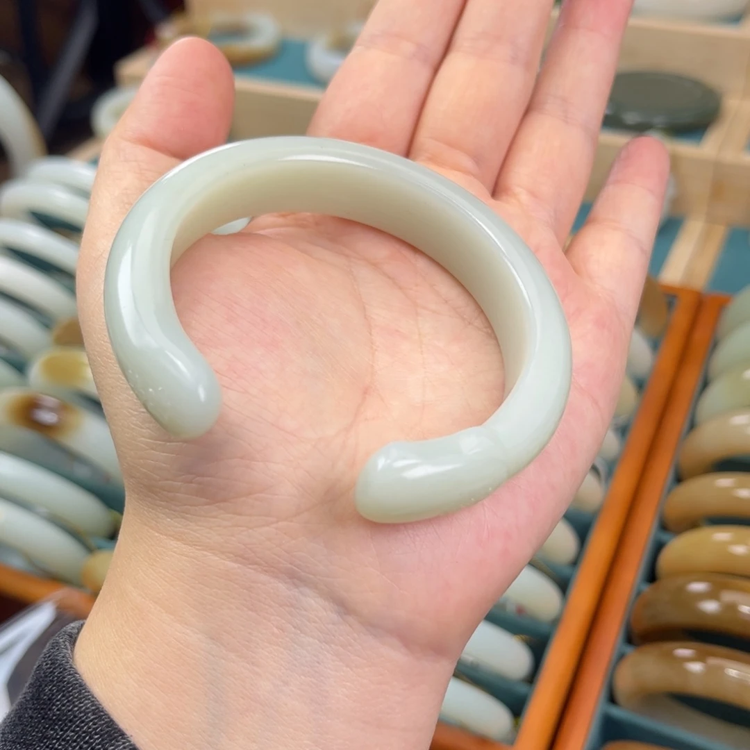 和田玉未镶嵌手镯