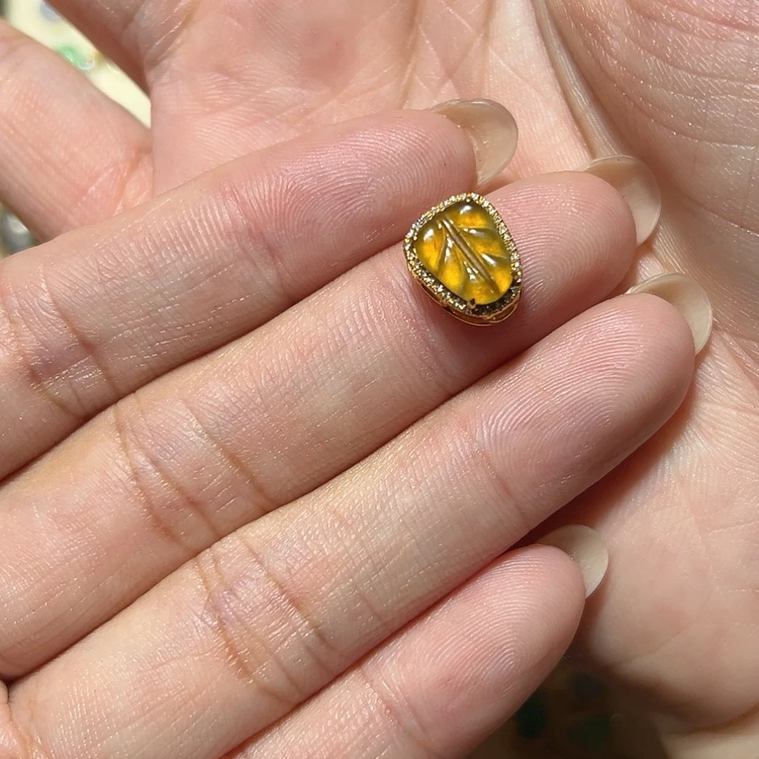 用***4翡翠18K金镶嵌颈饰
