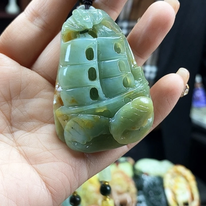 蛇纹石玉吊坠未镶嵌
