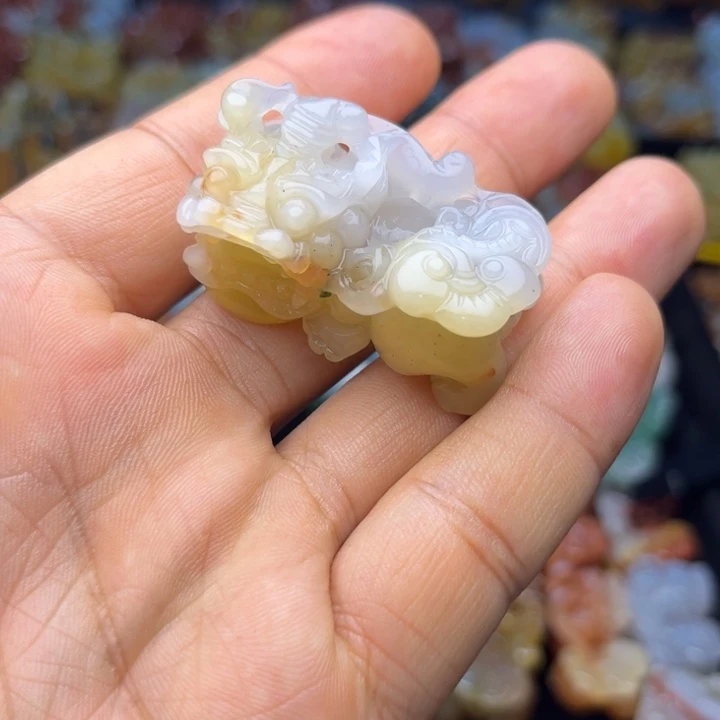 石英质玉（黄龙玉）未镶嵌颈饰