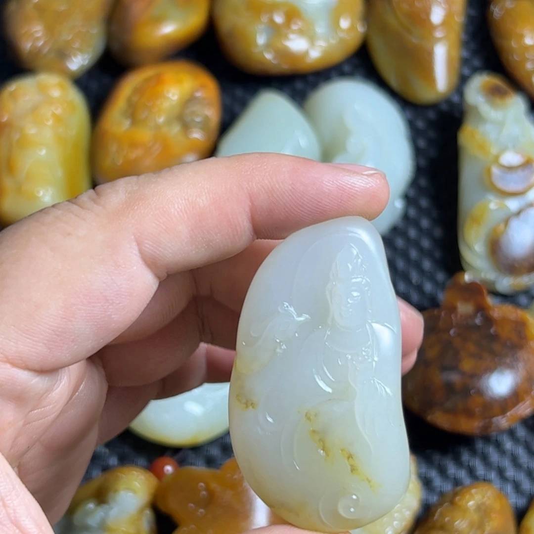 辛***巴和田玉未镶嵌颈饰
