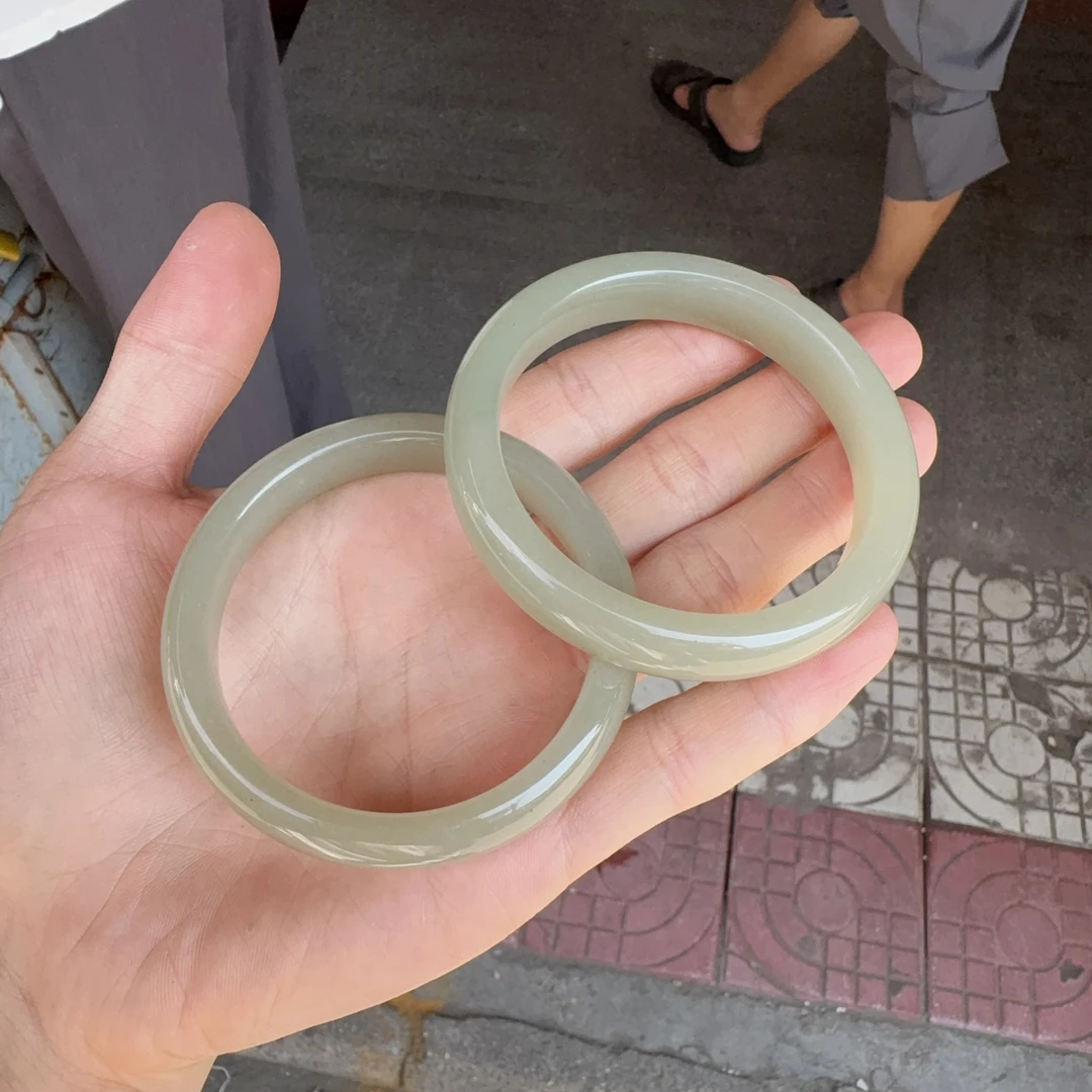 天然东陵玉正宽手镯多样性拍一发一ly带天然玉石矿物质结构黑点