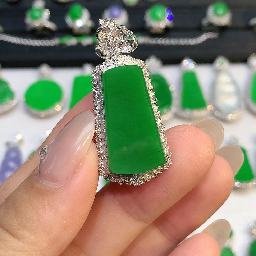 翡翠18K金镶嵌耳饰吊坠