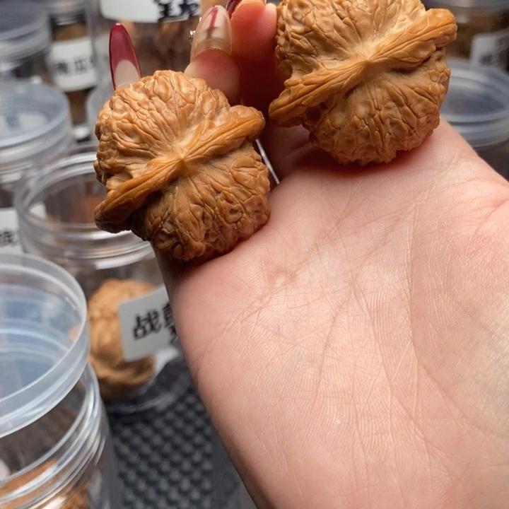 文玩核桃吊坠祖***朵血麒麟