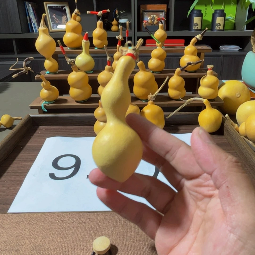 主***帅葫芦头上的一个人的