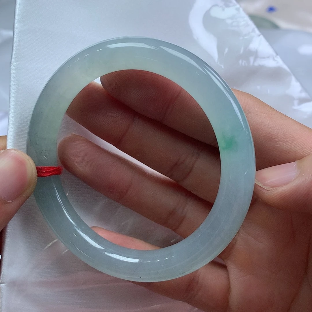 翡翠手镯未镶嵌翡翠