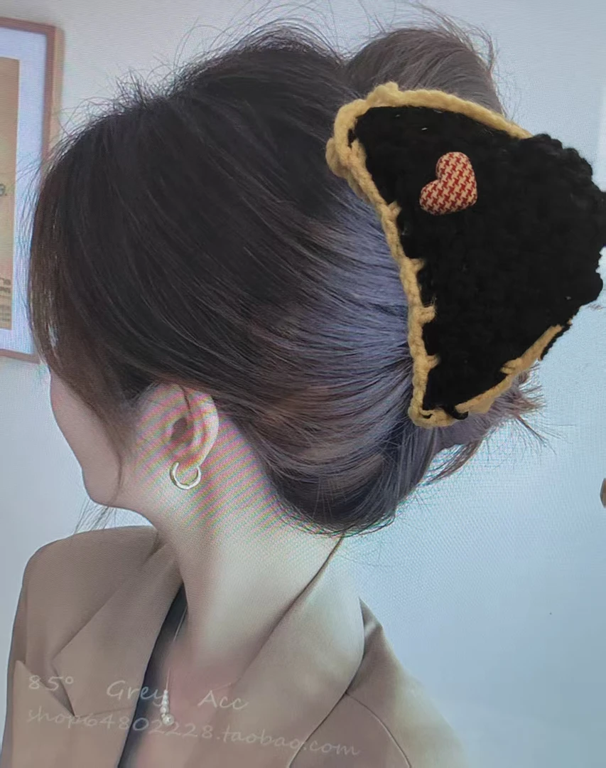 小香风针织黑白三角抓夹女2025新款各自爱心鲨鱼夹大号后脑勺发夹