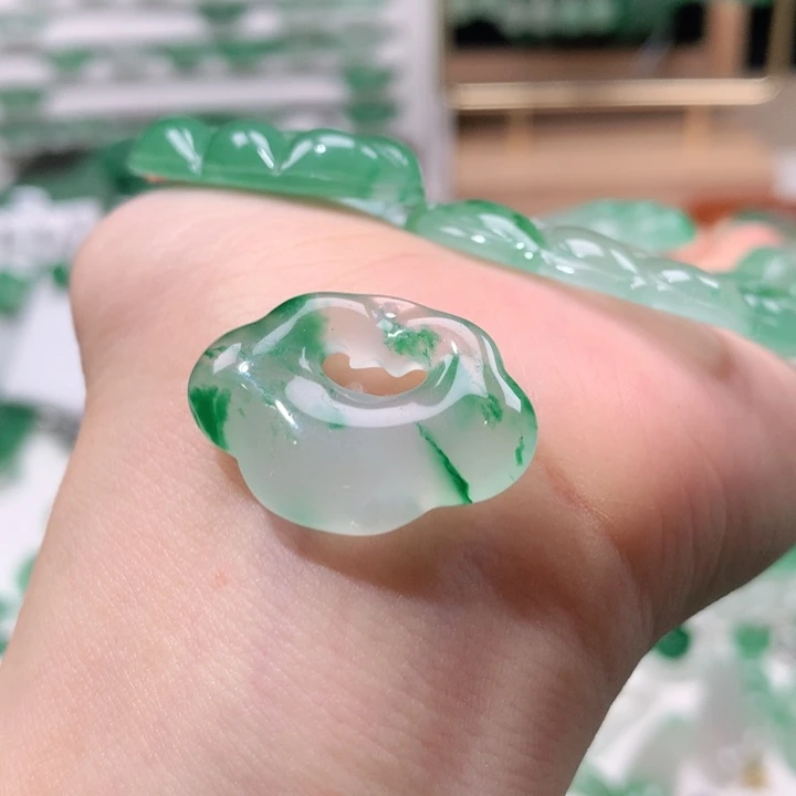 石英质玉未镶嵌颈饰张****?