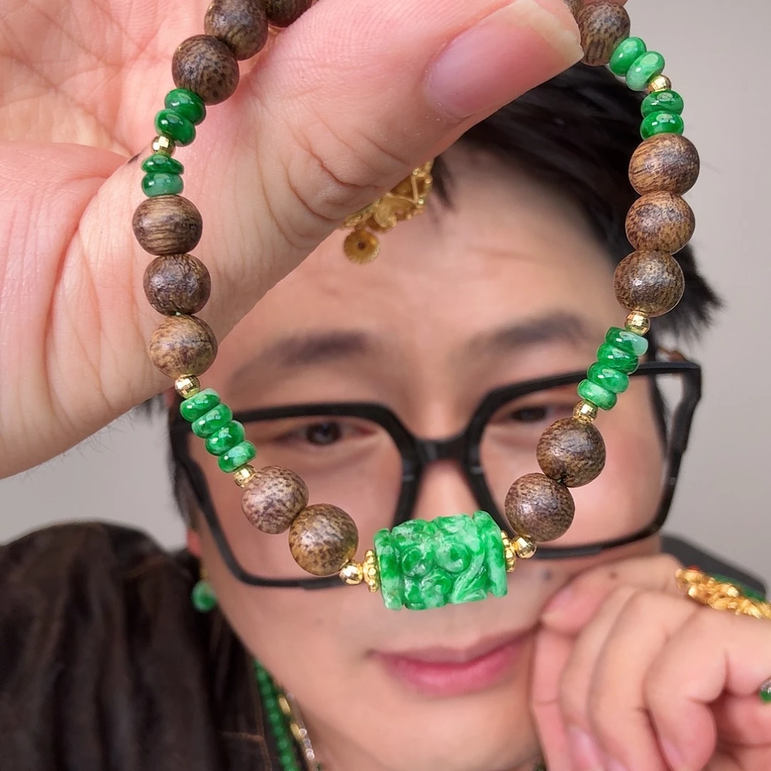 翡翠未镶嵌颈饰一件