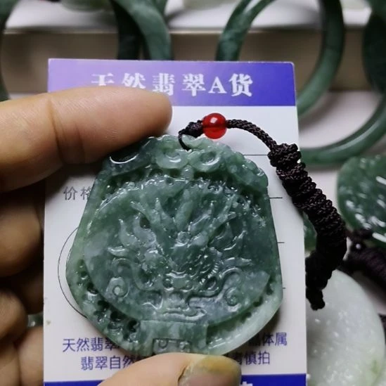 翡翠未镶嵌颈饰挂件