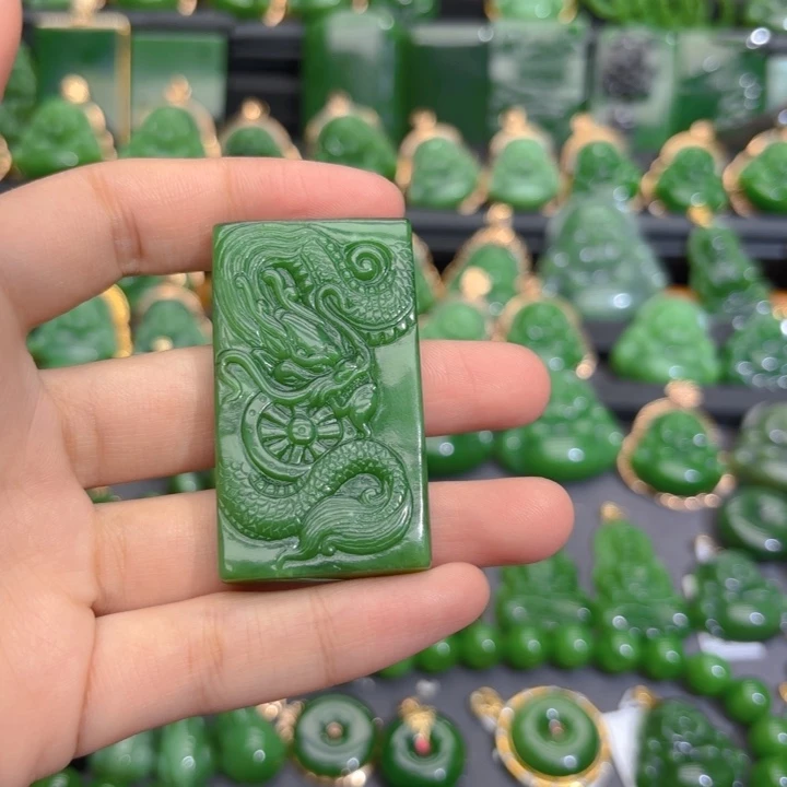 颈饰未镶嵌和田玉（碧玉）