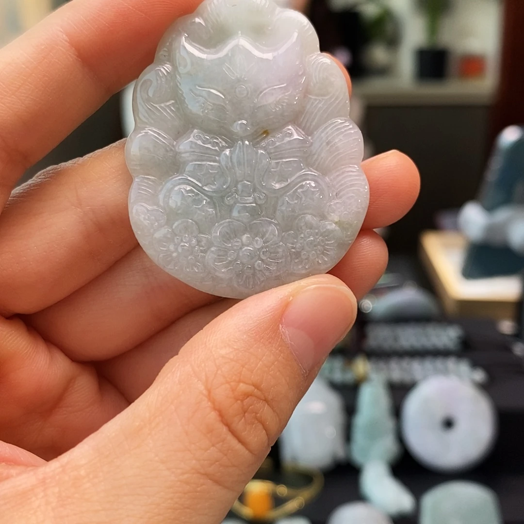 翡翠未镶嵌颈饰狐狸