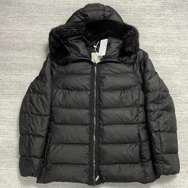 99新 MONCLER 盟可睐 蒙口 黑色毛领连帽羽绒服 1码