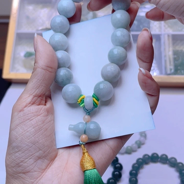 颈饰未镶嵌翡翠珠子