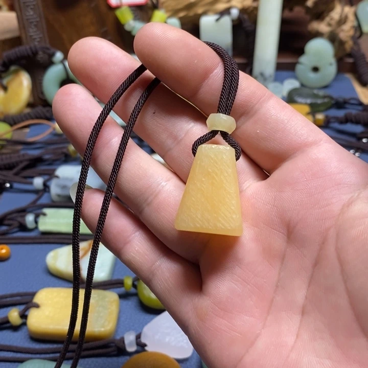 蛇纹石玉未镶嵌颈饰