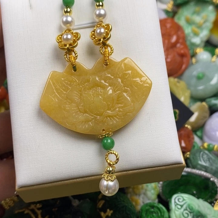 翡翠未镶嵌吊坠(赠链)