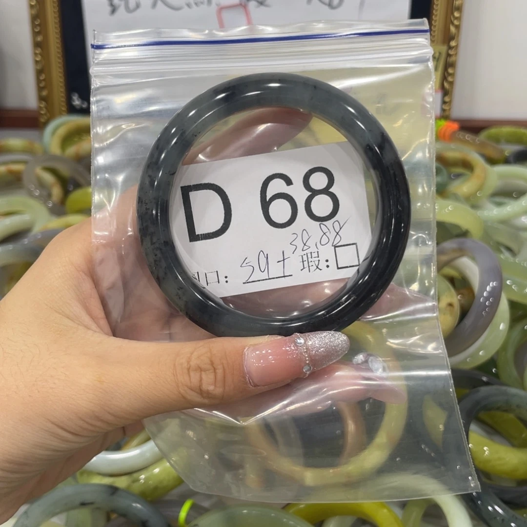 未镶嵌蛇纹石玉颈饰厉**呀