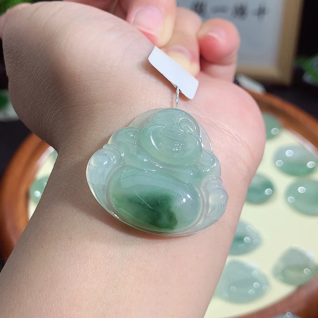 翡翠未镶嵌颈饰佛公