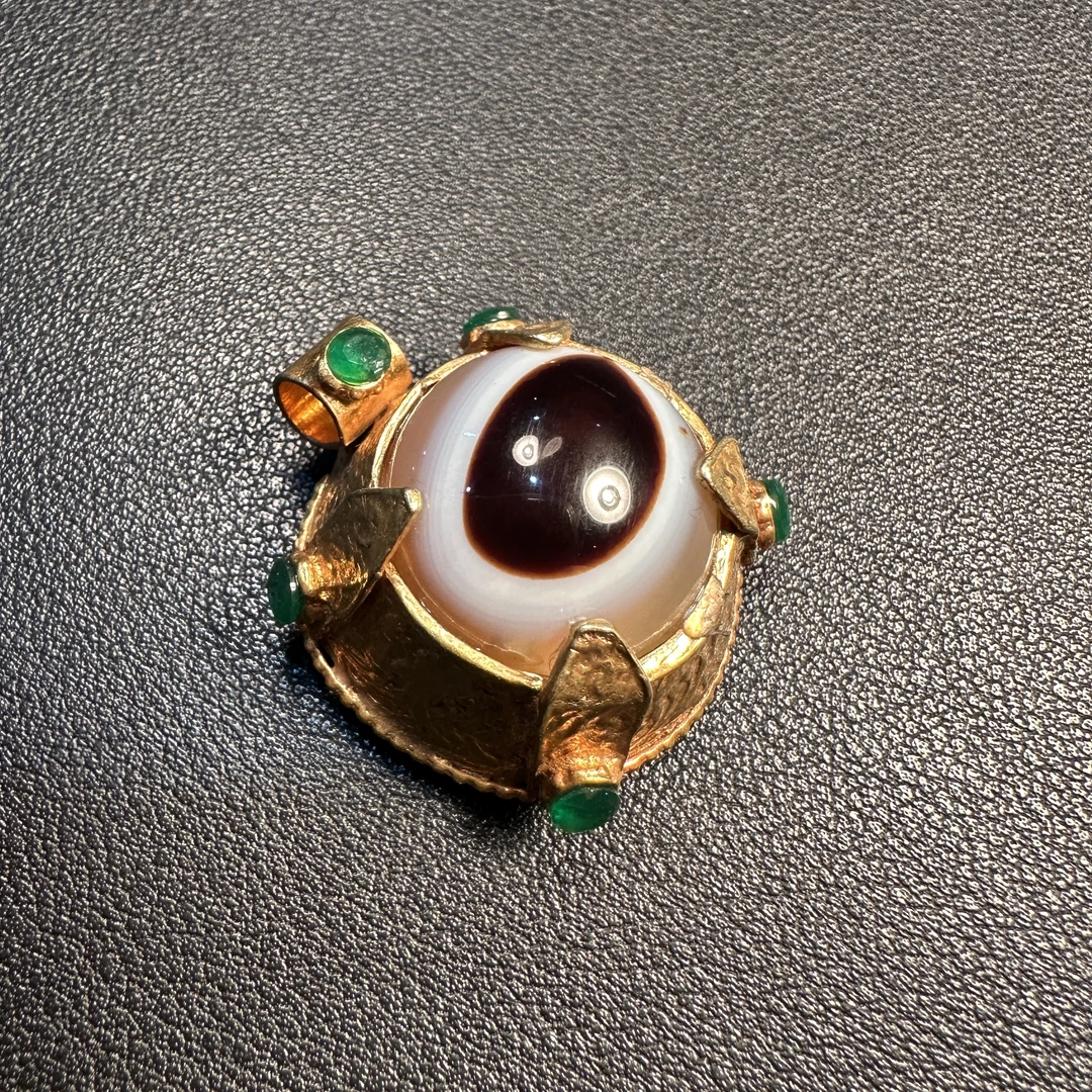 20世纪银鎏金镶嵌一眼玛瑙板珠挂饰 333-872