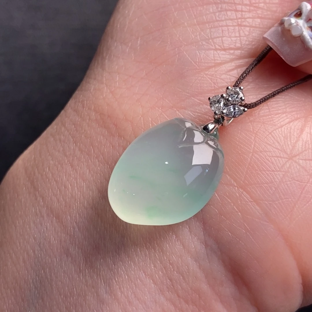 翡翠颈饰18K金镶嵌翡翠福瓜吊坠