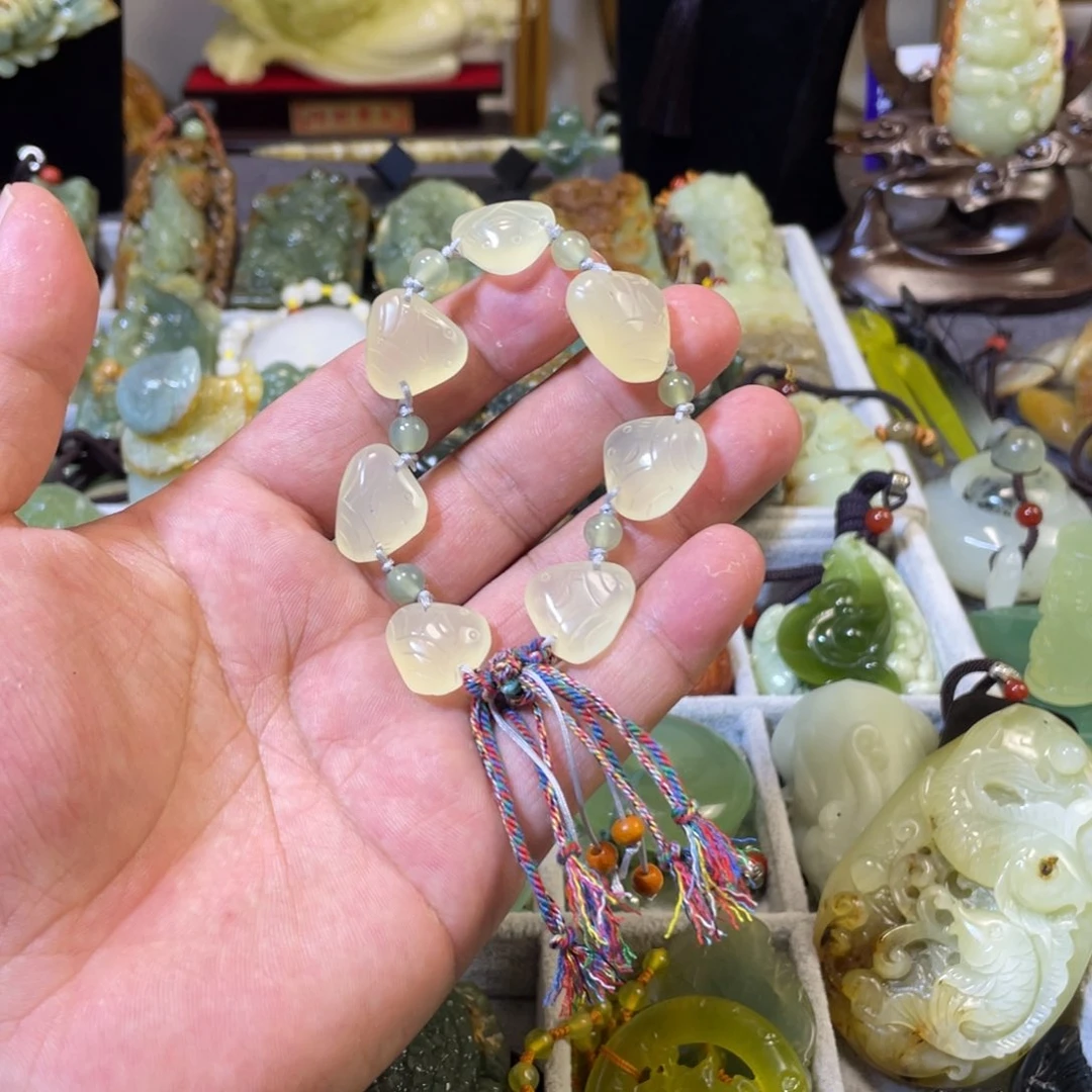 蛇纹石玉合金颈饰汇*