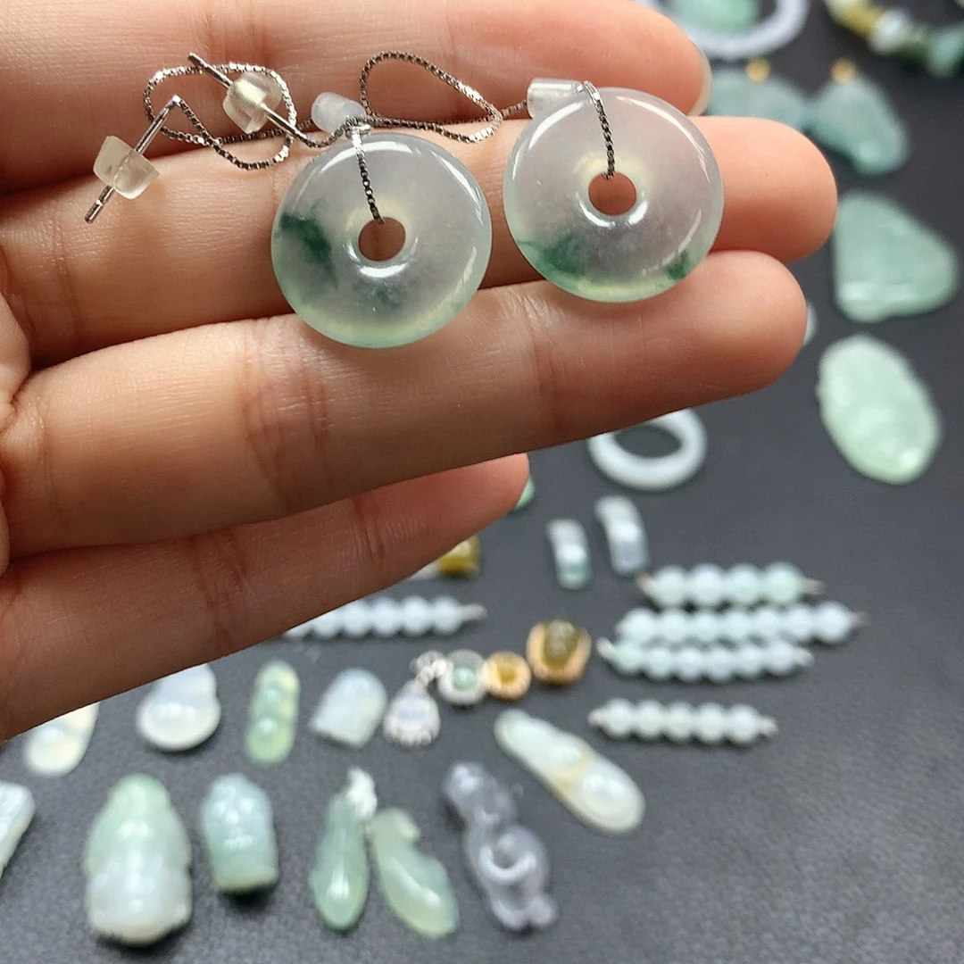 用***9翡翠未镶嵌颈饰甜甜圈