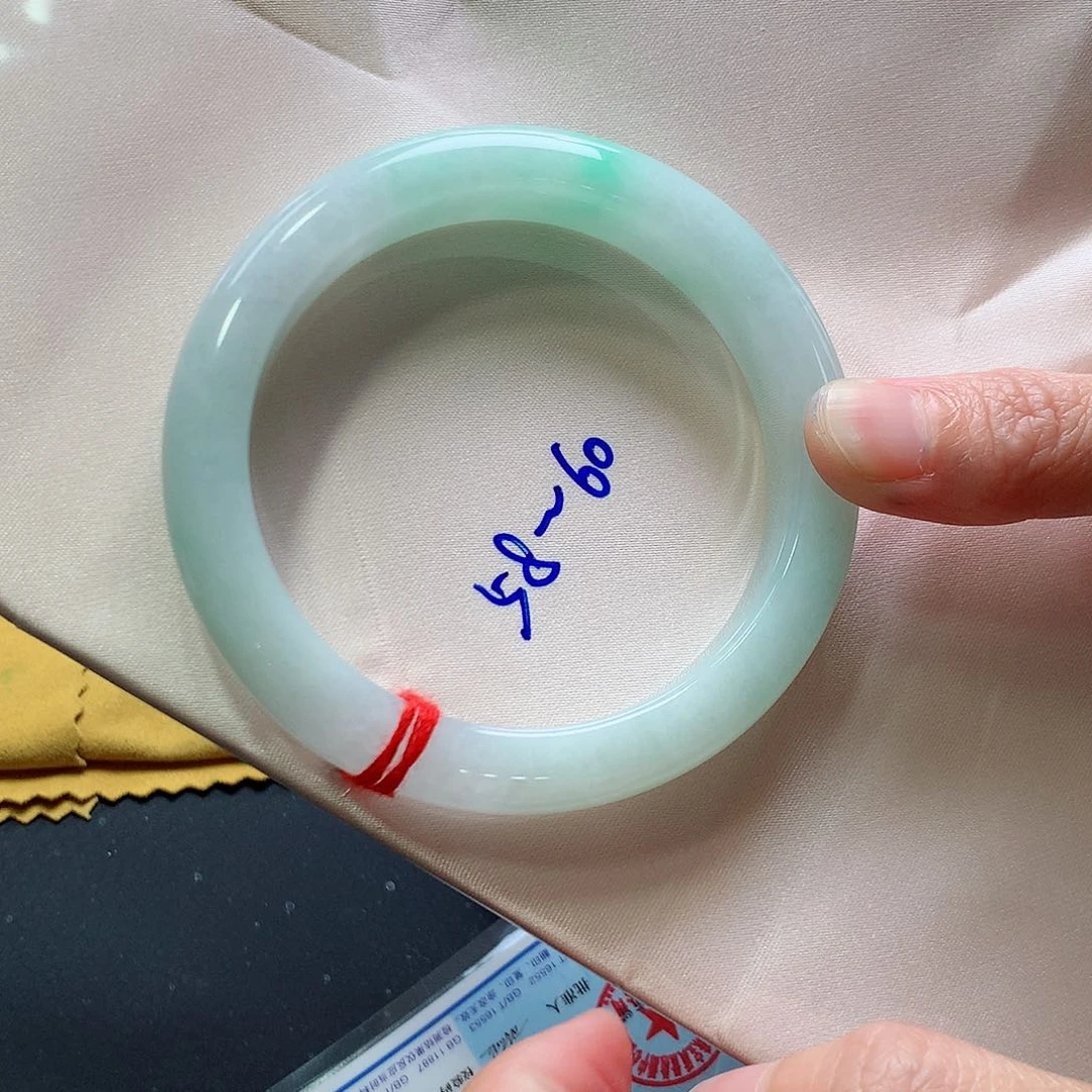 翡翠手镯未镶嵌翡翠