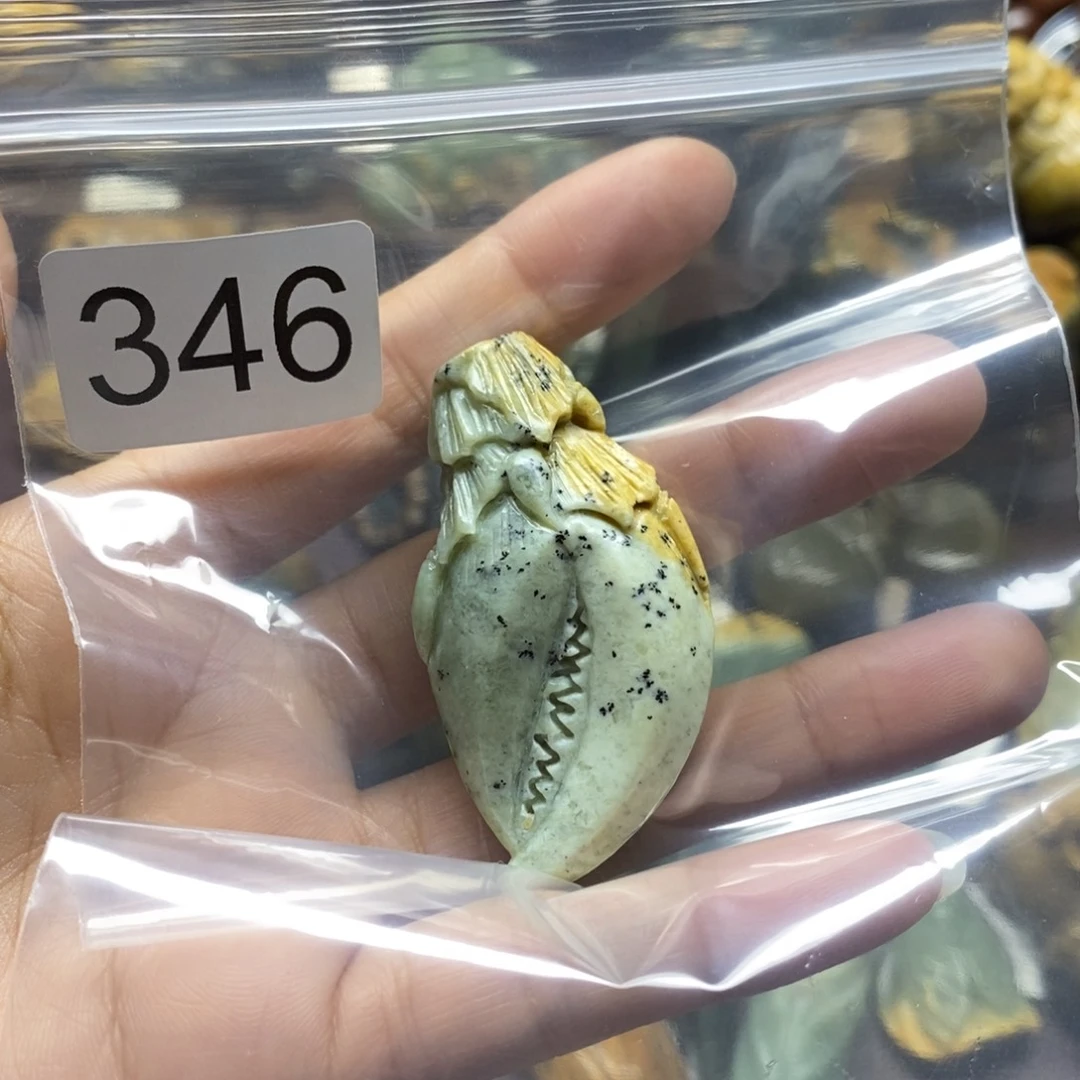 未镶嵌岫岩河磨玉（透闪石质玉）把件