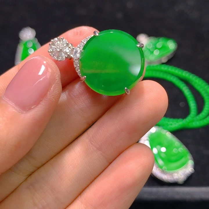 翡翠银S925镶嵌颈饰一个