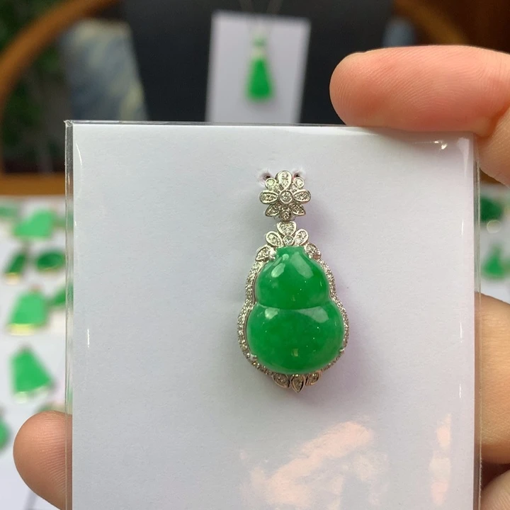 翡翠18K金镶嵌颈饰翡翠吊坠