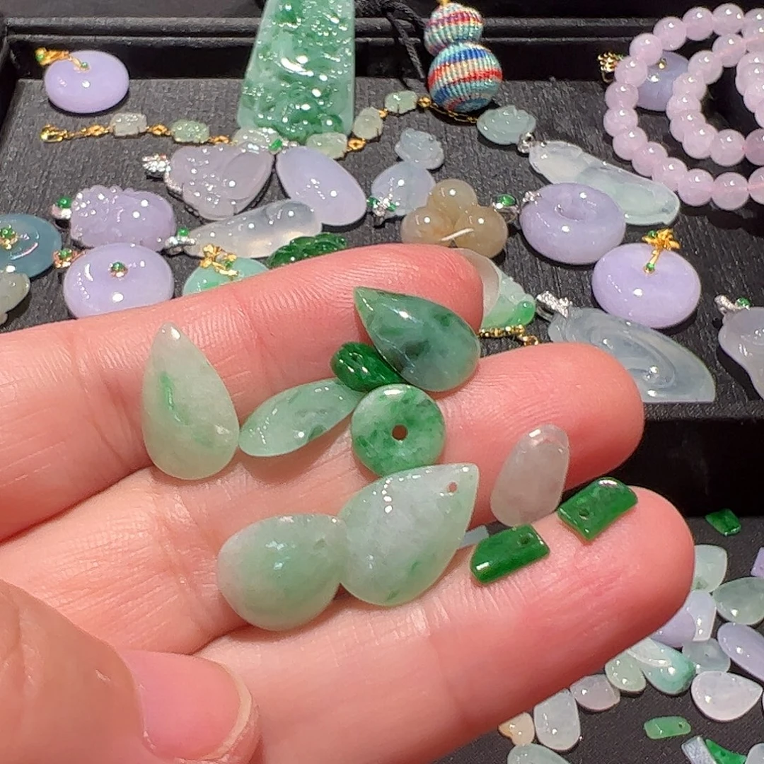 樱***桃翡翠未镶嵌颈饰滴溜