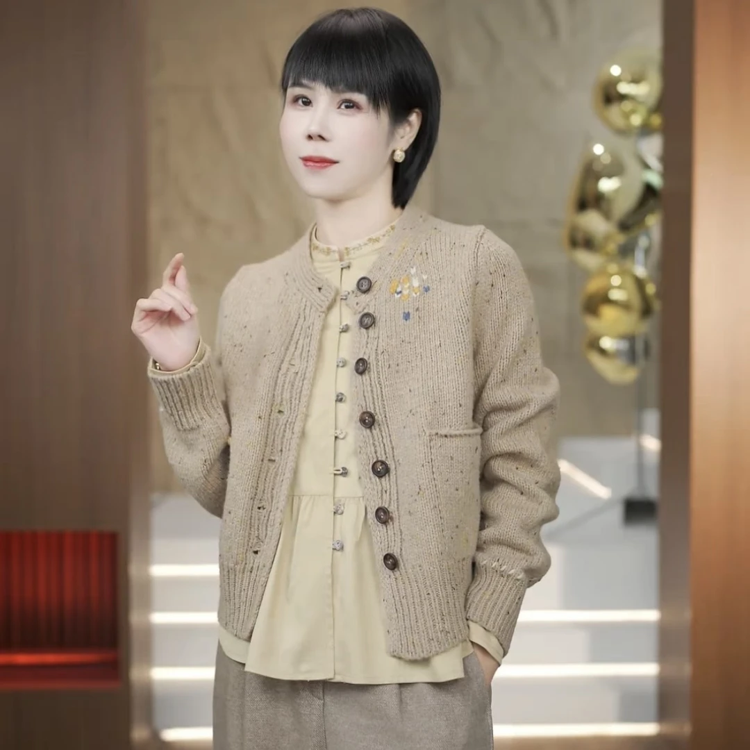 【渲渲推荐】JS-9496冬季修身百搭时尚纽扣图案羊毛开衫