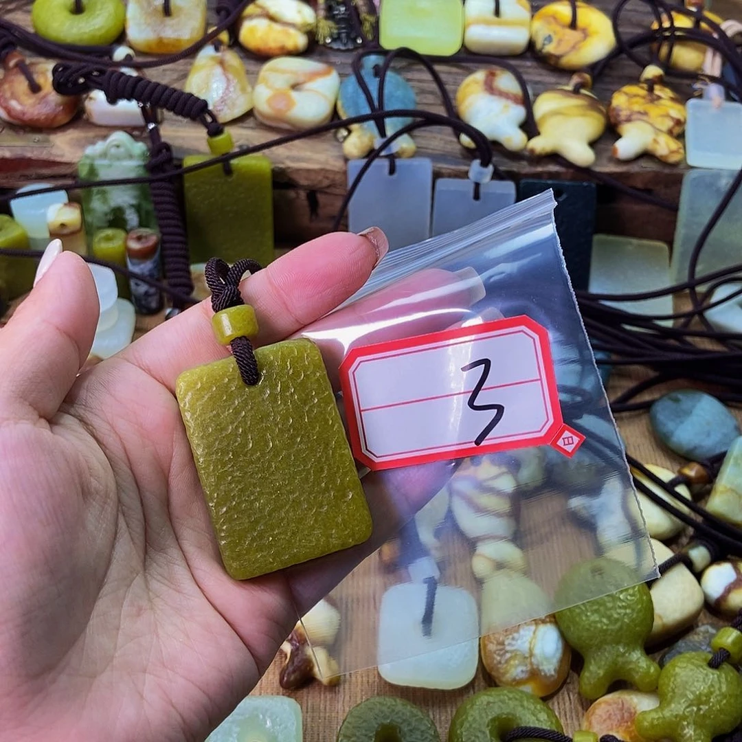 未镶嵌蛇纹石玉挂件游**水