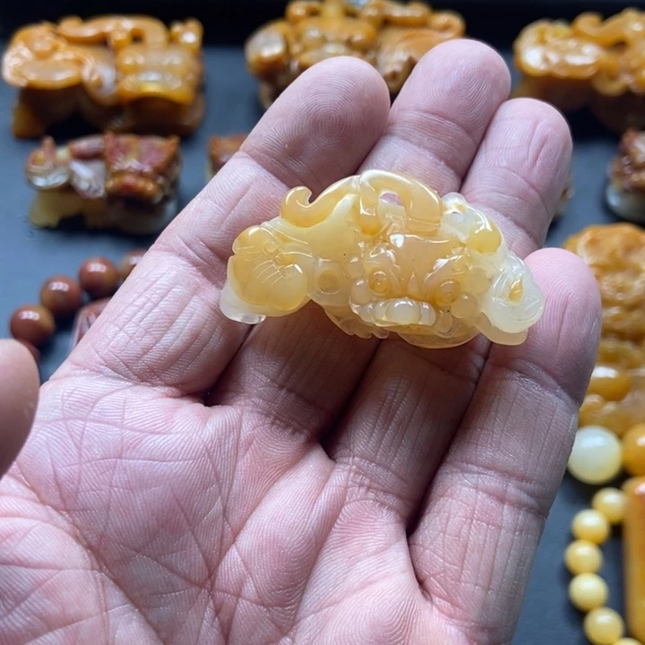 石英质玉（黄龙玉）未镶嵌颈饰