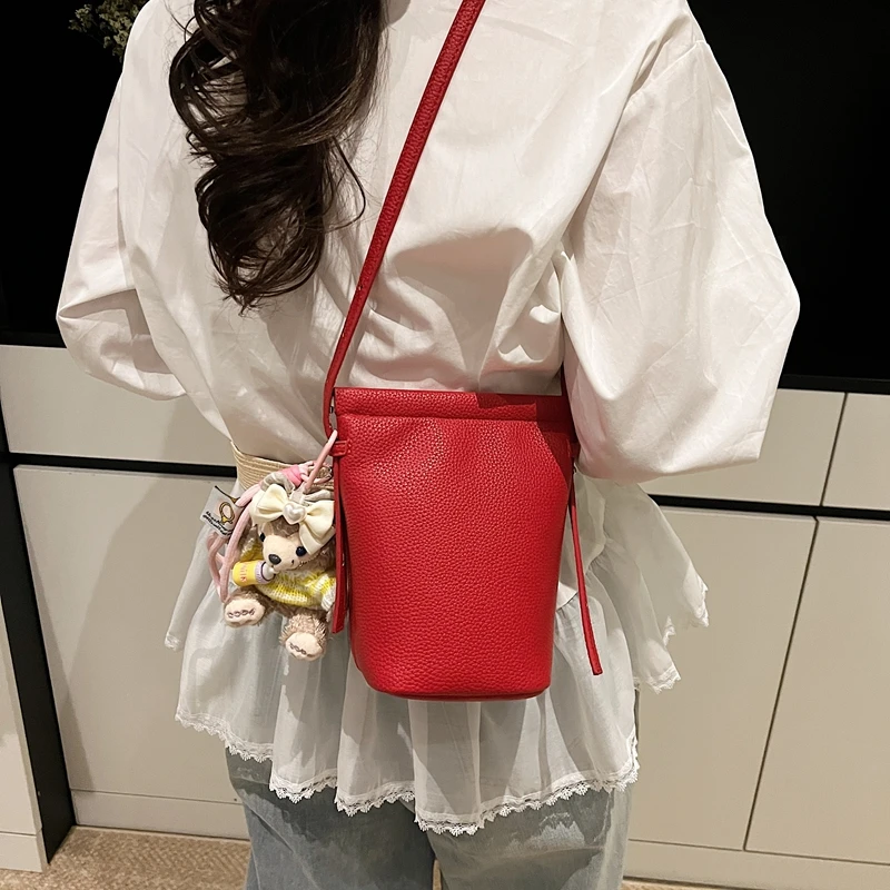 春夏荔枝纹单肩手机包2025新款迷你小包包女糖果色斜挎水桶包