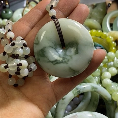 透闪石-蛇纹石玉颈饰未镶嵌