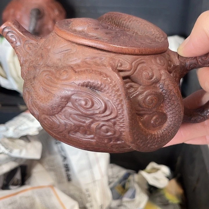 茶壶紫泥原矿泥料手工制作的一把紫砂壶。