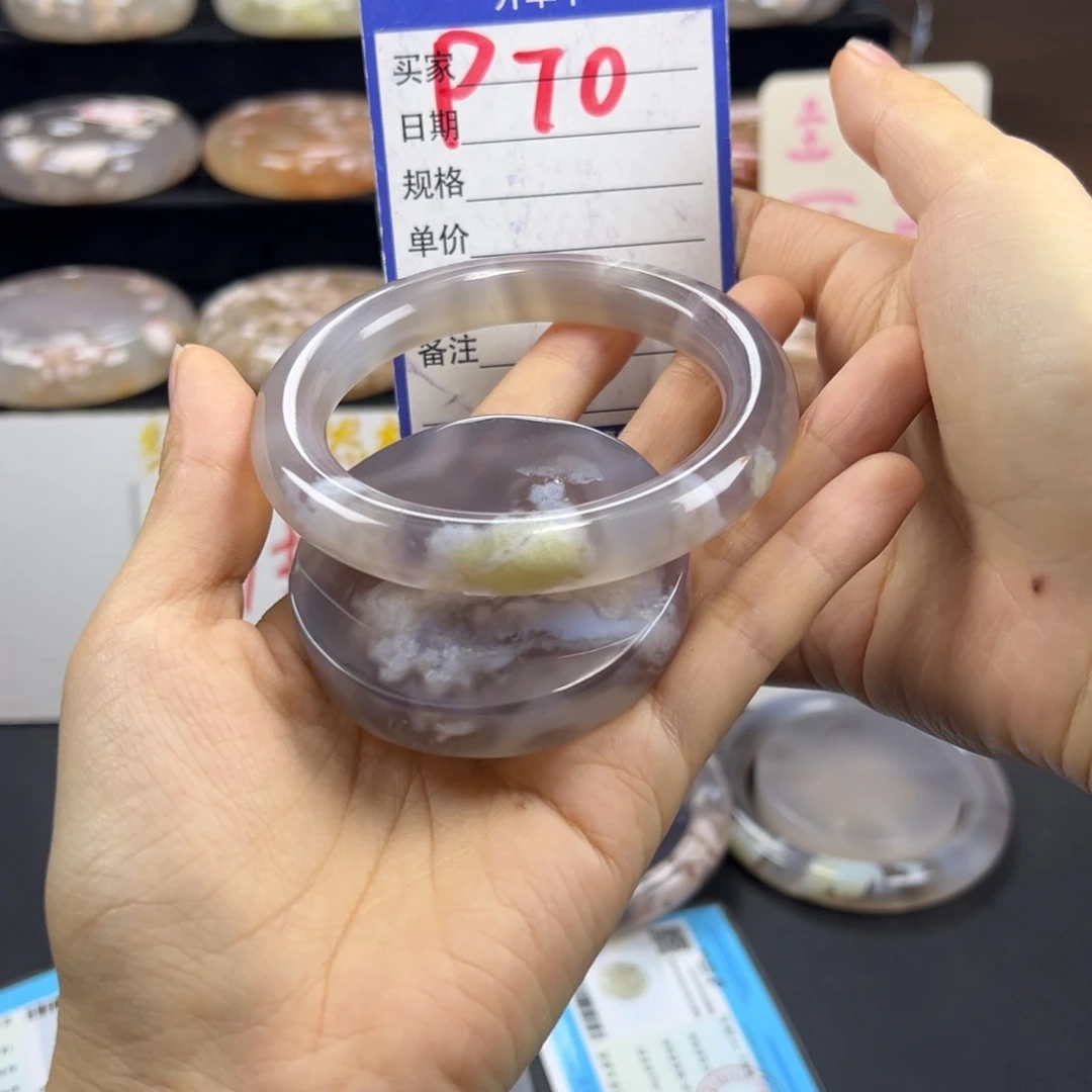 喵***豆石英质玉未镶嵌手镯