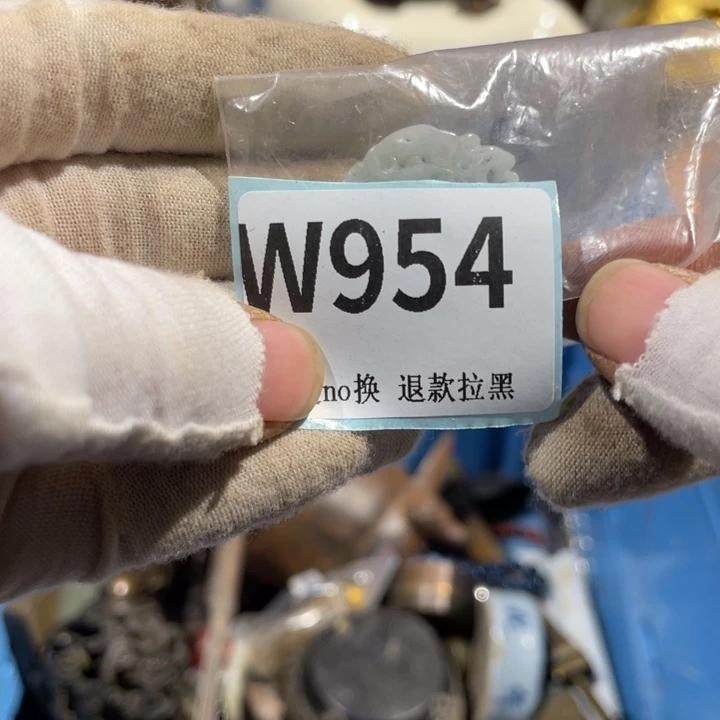 李***耍瓷片二表姐直播火爆热卖