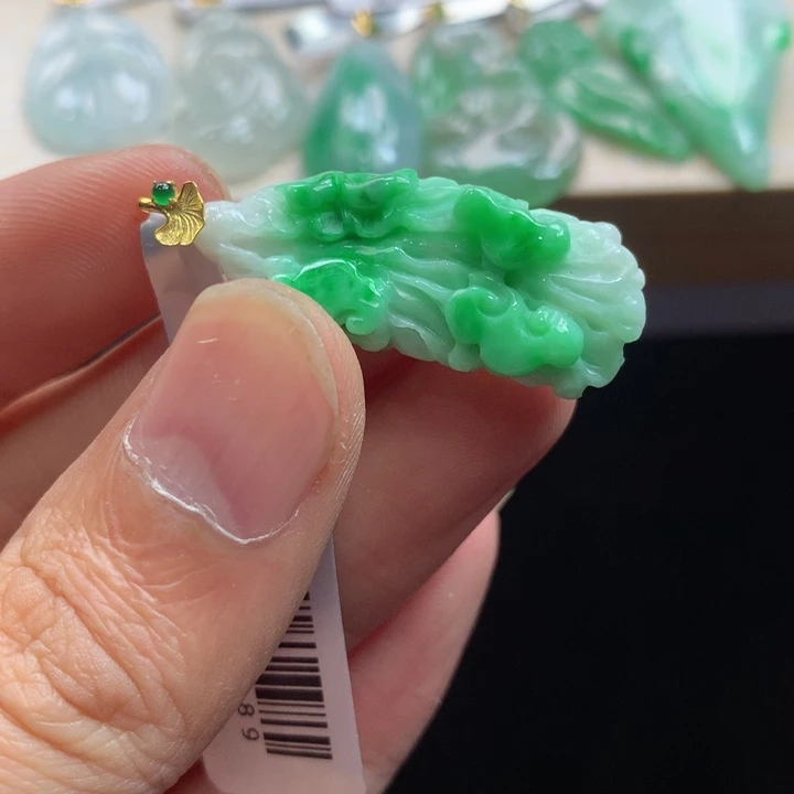 翡翠18K金镶嵌颈饰吊坠