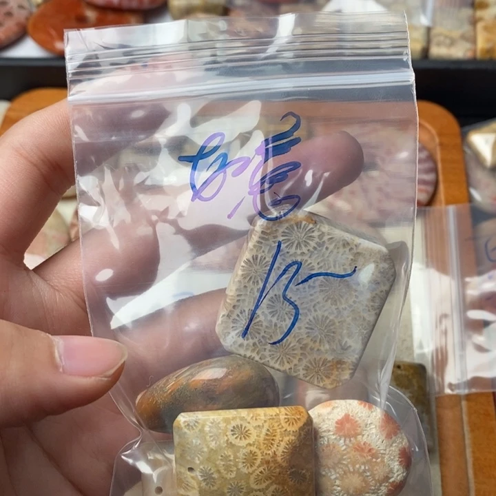 硅化玉颈饰足金镶嵌如*