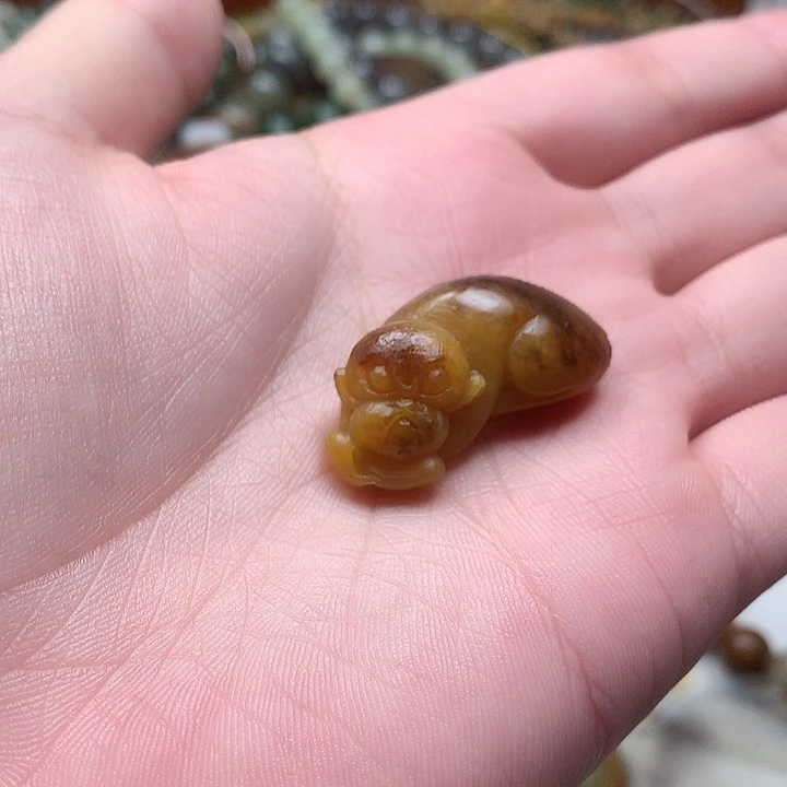 和田玉（子料）未镶嵌手链黄沁籽料黑皮小猴子吊坠