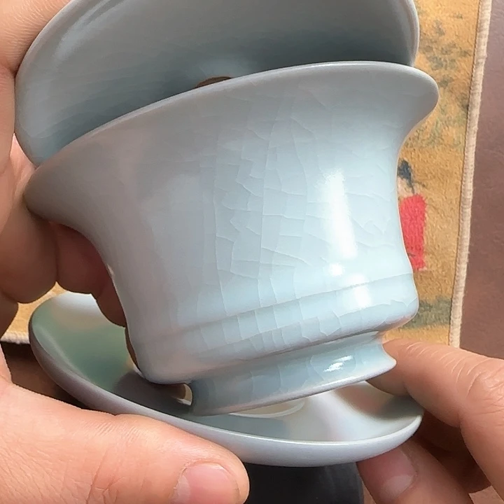 杯子月白釉 卷足马蹄盖碗